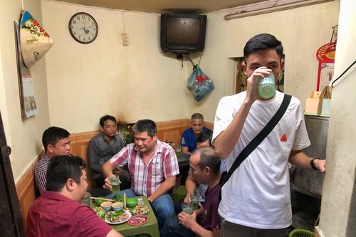 Khách đứng uống vội cốc bia trước khi quán đóng cửa ở Hà Nội