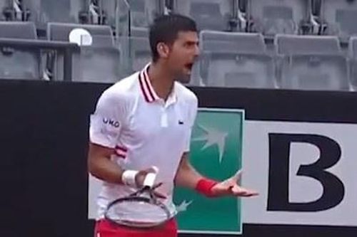 Djokovic nổi cáu với trọng tài vì phải chơi dưới mưa