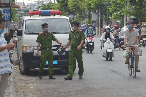 Nam thanh niên bị đâm gục trên phố