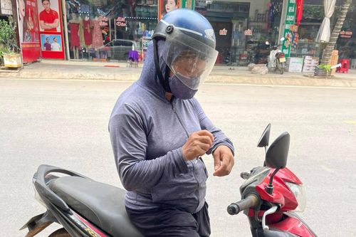 Người phụ nữ chở 30 kg gạo đến tặng khu cách ly