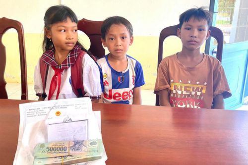 3 học sinh trả lại 42 triệu đồng cho người đánh rơi