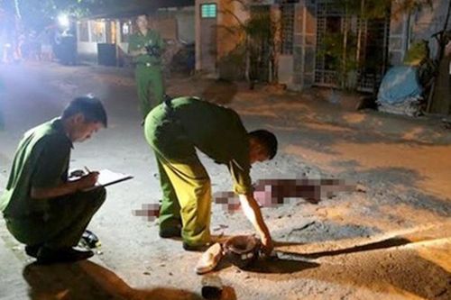 Phát hiện người đàn ông chết trong tư thế quỳ