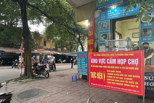 Chùm ảnh: Quận Ba Đình giải tỏa chợ tạm, chợ cóc để phòng chống dịch Covid-19
