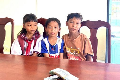 Nhặt được 42 triệu đồng, 3 học sinh tiểu học đem nộp công an