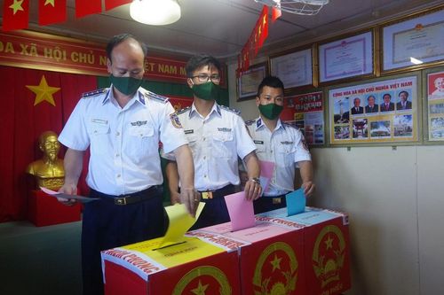 Cảnh sát biển tham gia bầu cử sớm ngoài khơi