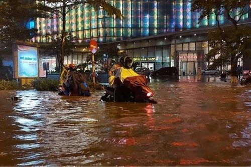 Hà Nội lý giải việc mưa ngập và hư hỏng bảng tuyên truyền nhiều tuyến phố