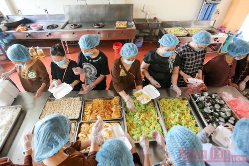 Hàng trăm suất cơm thiện nguyện hỗ trợ bệnh nhân cách ly tại Bệnh viện K Tam Hiệp