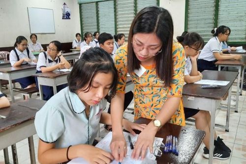 TP Hồ Chí Minh: Học sinh khối 9 và khối 12 tiếp tục đến trường