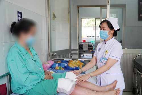 Sưng nề, bỏng rộp vùng gối do tự điều trị