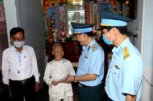 Nghĩa tình của những người lính 'canh trời'