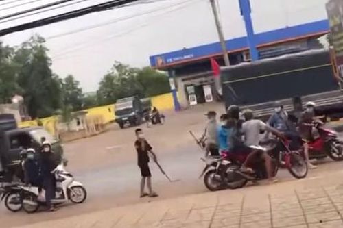 2 nữ sinh lớp 11 kéo hàng chục thanh thiếu niên cầm theo tuýp sắt để 'nói chuyện'