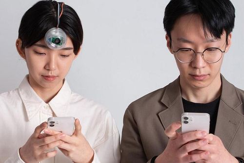 Robot mắt cho phép người dùng vừa đi đường vừa... dùng điện thoại