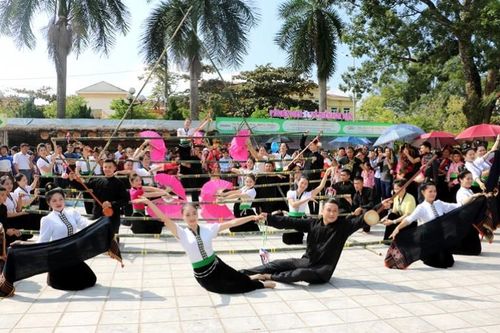 Đắm mình trong điệu xòe Thái