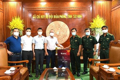 Công ty Vinacity tặng 15 máy lọc nước cho lực lượng chống dịch Tây Ninh