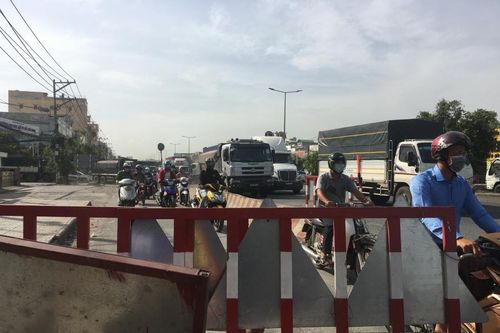 Một đoạn đường gánh 2 công trình thi công, người dân lãnh đủ