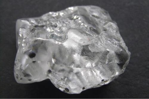 Chiêm ngưỡng viên kim cương cỡ lớn, nặng gần 400 carat vừa đào được ở Nam Phi