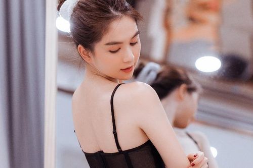 Ngọc Trinh thử những thiết kế đầu tiên trong BST Venus' Secret