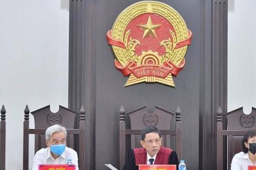 Hoãn xét xử nhóm thanh tra giao thông bảo kê 'xe vua' tại Hà Nội