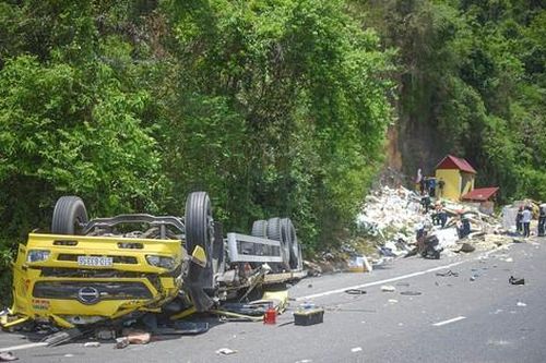 Xe tải bất ngờ lật ngửa trên đèo, 2 người tử vong