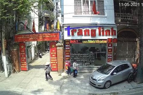 Tài xế nhấn nhầm chân ga lao thẳng vào gốc cây