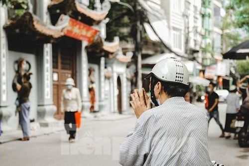 Đền chùa Hà Nội đóng cửa, người dân vái vọng từ xa trong ngày mùng 1