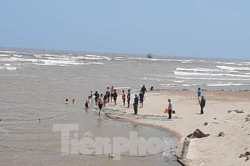 3 nữ sinh lớp 7 ở Nam Định bị cuốn trôi ra biến mất tích