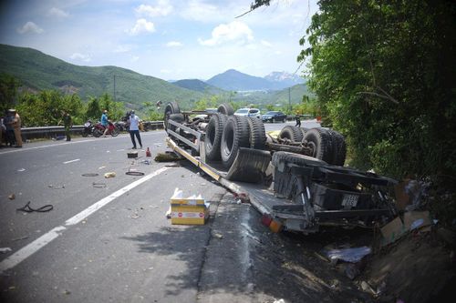 Xe tải bất ngờ tông vào taluy, hai người tử vong tại chỗ