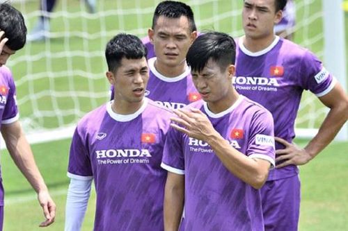 Hết tập dưới mưa, thầy Park lại 'ép' học trò rèn sức giữa nắng 40 độ C