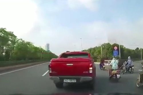 Sợ quá lối rẽ, xe bán tải 'tạt đầu' ô tô, tông ngã 2 người phụ nữ đi xe máy