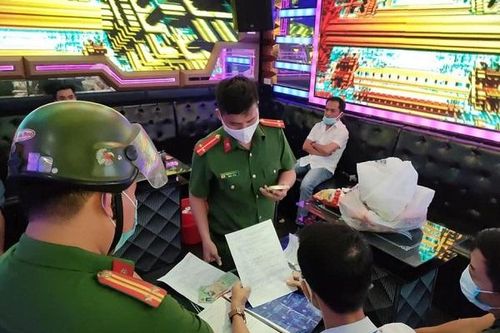 Thu hồi giấy phép quán karaoke mở cửa đón khách giữa mùa dịch