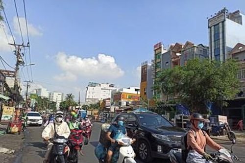 Trộm xe máy bị phát hiện, đối tượng thủ dao chống trả quyết liệt