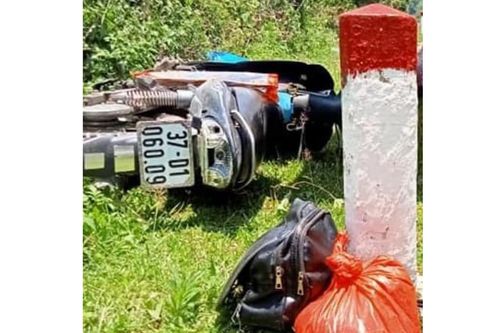 Đi xe máy đâm vào cọc tiêu Quốc lộ 7, đôi nam nữ thương vong