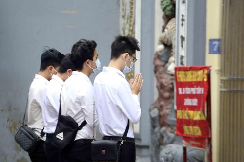 Nhiều người dân Thủ đô vẫn đến đền, chùa lễ ngày Một