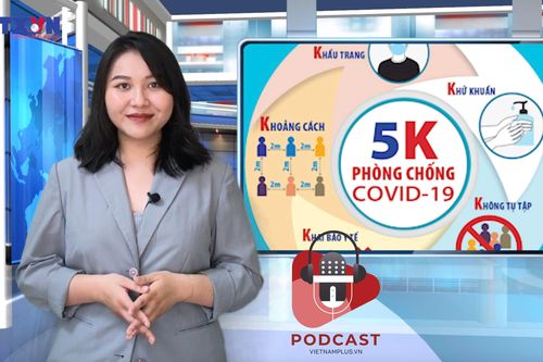 Xúc động hình ảnh xe máy kéo xe ba gác chở nhân viên y tế chống dịch