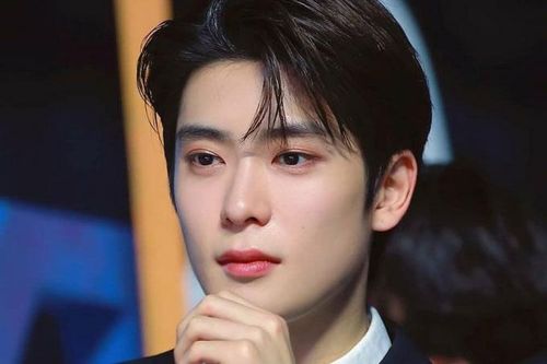 8 nam thần tượng Kpop có vẻ đẹp thu hút nhất