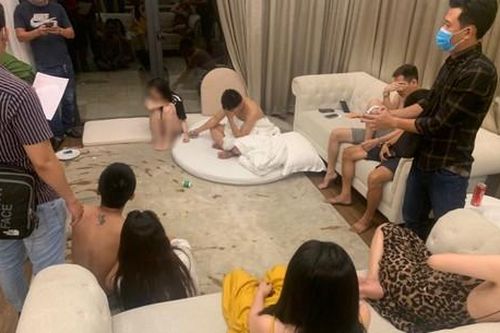 Nghệ An: Nhóm 'nam thanh nữ tú' thuê biệt thự mở tiệc ma túy