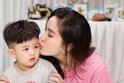 Anh trai Bảo Thy tiết lộ điều em gái thường làm để 'lấy vía' con cái khiến chị dâu 'phàn nàn'
