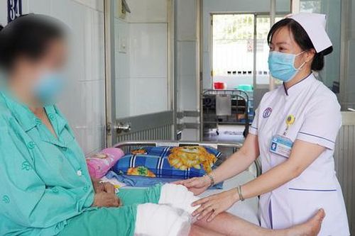 Thoái hóa khớp, đắp thuốc nam, người phụ nữ dính biến chứng nặng