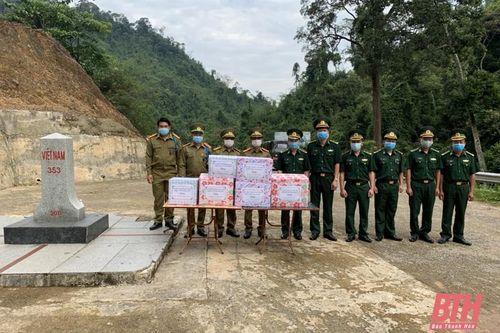 Tặng vật tư y tế phòng, chống dịch COVID-19 cho lực lượng vũ trang huyện Sầm Tớ