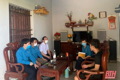 Lãnh đạo LĐLĐ tỉnh thăm, tặng quà cho gia đình người lao động tử vong do tai nạn lao động