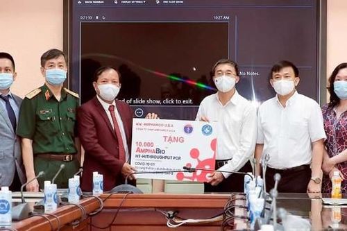 Bộ Y tế tiếp nhận 10.000 bộ kit xét nghiệm Covid-19