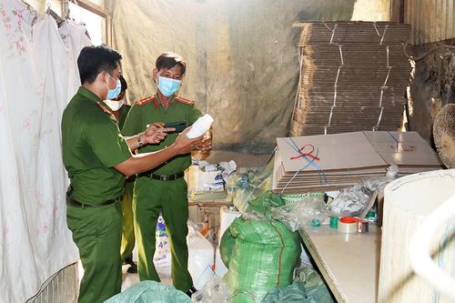 Bắt quả tang giám đốc công ty sản xuất thuốc bảo vệ thực vật dỏm