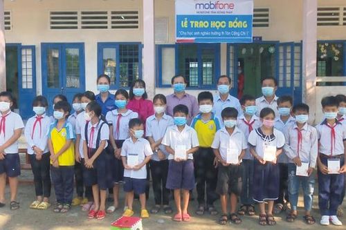 Tặng quà cho hộ có hoàn cảnh khó khăn