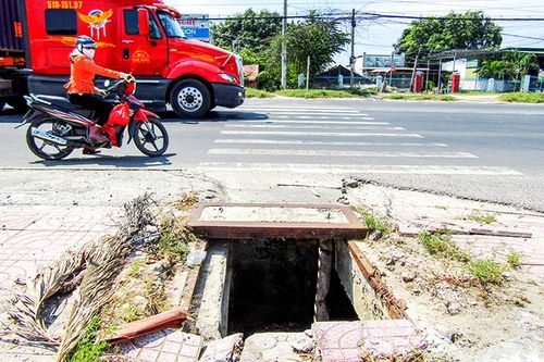 Hố nằm trên lối đi bộ qua đường