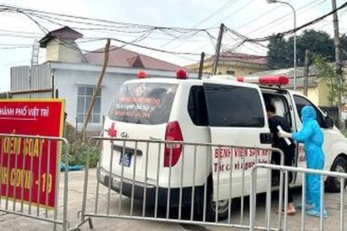 Những chuyến xe cứu thương ấm tình người trong vùng cách ly y tế