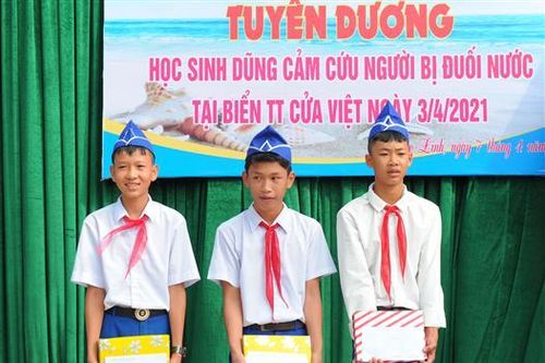Tặng bằng khen cho 3 học sinh dũng cảm cứu người bị đuối nước