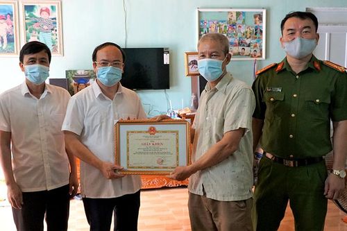 Khen thưởng công dân có thành tích phối hợp bắt giữ người Trung Quốc nhập cảnh trái phép