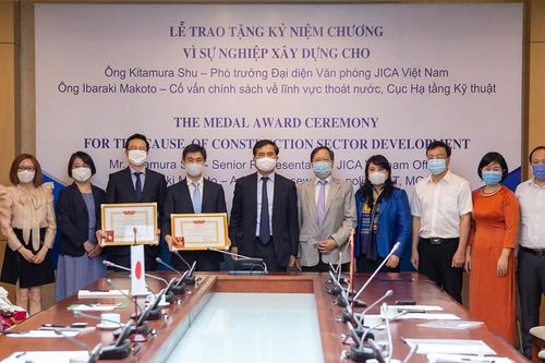 Bộ Xây dựng trao tặng Kỷ niệm chương cho 2 chuyên gia JICA tại Việt Nam