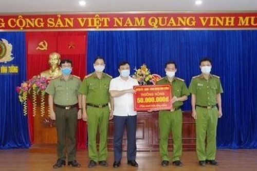 Khen thưởng tập thể, cá nhân khống chế thành công đối tượng 'ngáo đá'