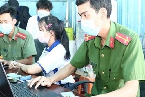 Những người quên mình lao vào chiến dịch cấp căn cước công dân
